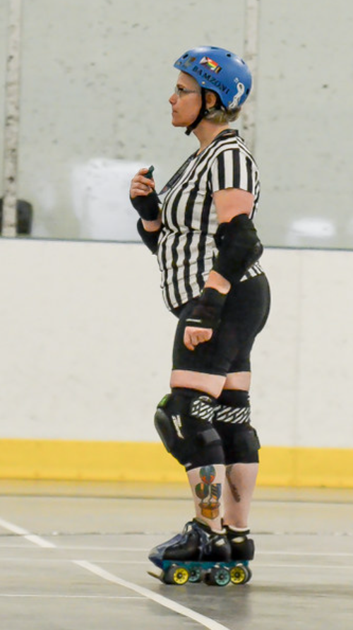 rollerderby referee with blue helmet